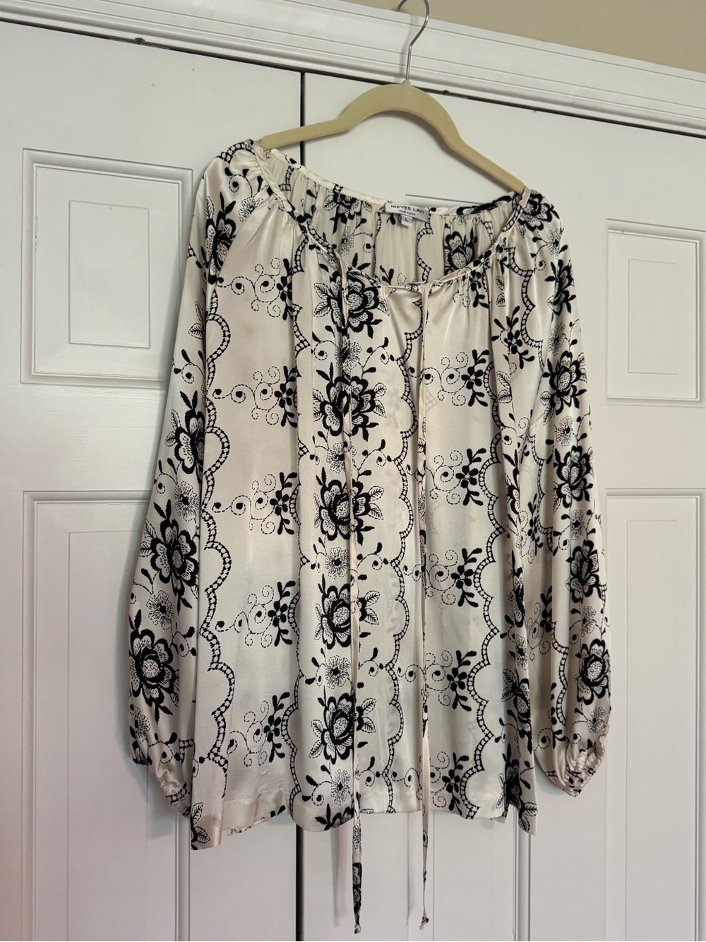 Nieves Lavi Cream Blouse with Black Floral Print